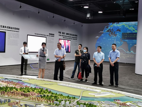 攀枝花市政协副主席、民进市委主委周治端一行到果园港参观考察（图片）.jpg