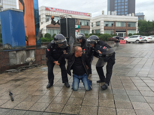 反恐防爆鸣警钟 安全维稳促和谐——国集司开展反恐应急处置实战演练 反恐演练.jpg