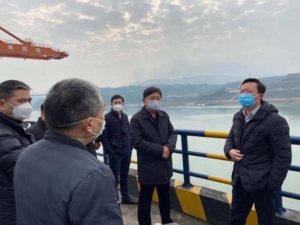 江北区副区长周勇到果园港召开现场协调会 现场办公会_副本.jpg