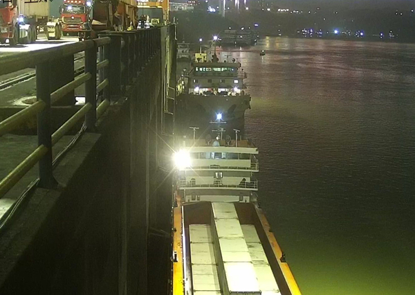 &ldquo;广安港-重庆港&rdquo;集装箱首航班轮抵达寸滩港（图片）_副本.jpg