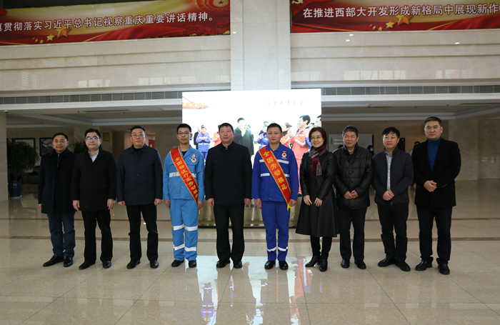 两江新区管委会新春慰问公司全国、省部级劳动模范 新闻图2.jpg
