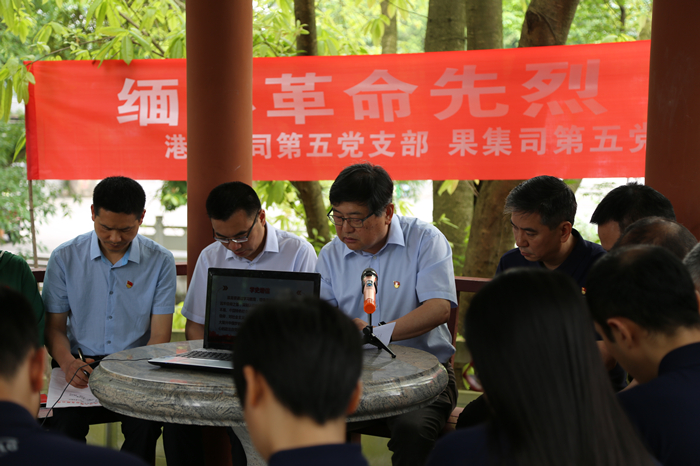 集团公司党委委员、港九副总经理黄继深入果集司基层联系点开展党史学习教育宣讲（图片1）_副本.jpg