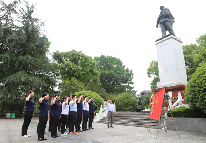 缅怀革命先烈 弘扬红色精神&mdash;&mdash;港九公司与果集司所属党支部联合开展主题党日活动（图片1）_副本.jpg