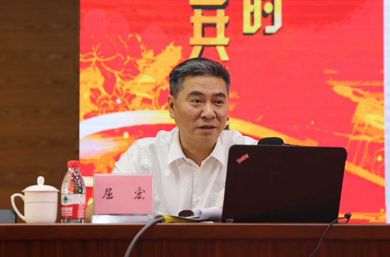 屈董 党课.jpg