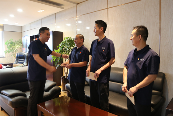 2021.07.06  庆百年华诞 送组织温暖&mdash;&mdash;果集司&ldquo;七一&rdquo;慰问困难党员（图片）_副本.jpg