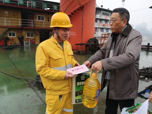 集团公司工会主席李鑫慰问公司困难职工 慰问蒋敦洪1.jpg