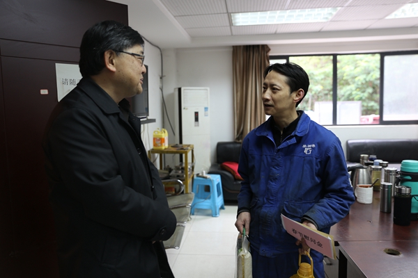 港九公司副总经理黄继慰问公司困难职工 黄总慰问1.jpg