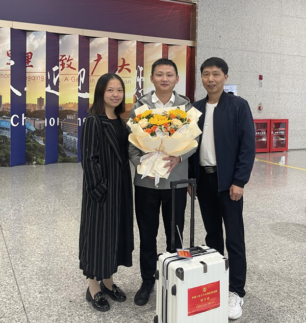 果园集装箱公司到机场迎接参加完中国工会十八大的胡万琪代表归来