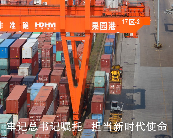 习近平:向全国各族青年致以节日的祝贺和诚挚的问候 场桥作业.jpg