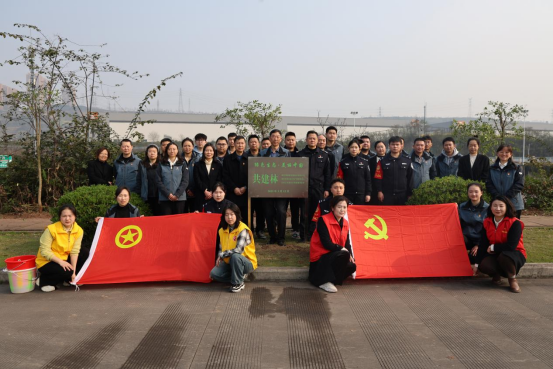 春风十里添新绿!果园集装箱公司与驻港单位开展植树共建活动 image.png